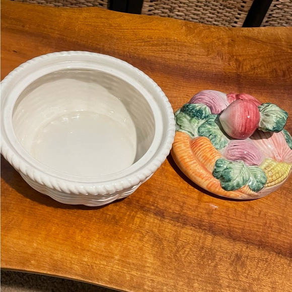 🏝️Big $5 Sale!🏝️ Fitz and Floyd Stoneware Vegetable Basket with Lid - Picture 8 of 8